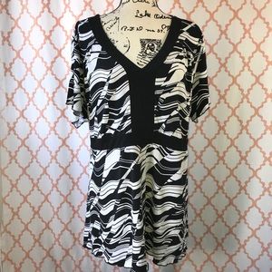 Apostrophe black & white blouse Size 20-22 W